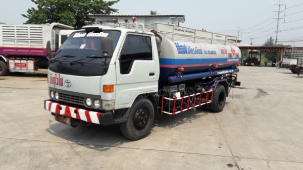 รถบรรทุกน้ำมัน ยี่ห้อ TOYOTA BU141R   115 แรงม้า ปีจดทะเบียน 2539