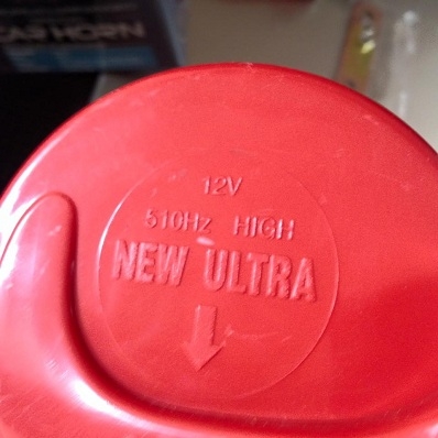 แตรคู่สีแดงเสียงรถยุโรป สินค้าใหม่แกะกล่อง มีดีเลย์ในกล่อง นุ่มหู เสียงดังนุ่มชัด ขนาด 12V 510Hz  ตจวส่งได้ครับ