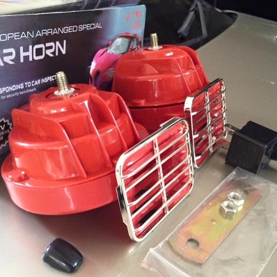แตรคู่สีแดงเสียงรถยุโรป สินค้าใหม่แกะกล่อง มีดีเลย์ในกล่อง นุ่มหู เสียงดังนุ่มชัด ขนาด 12V 510Hz  ตจวส่งได้ครับ