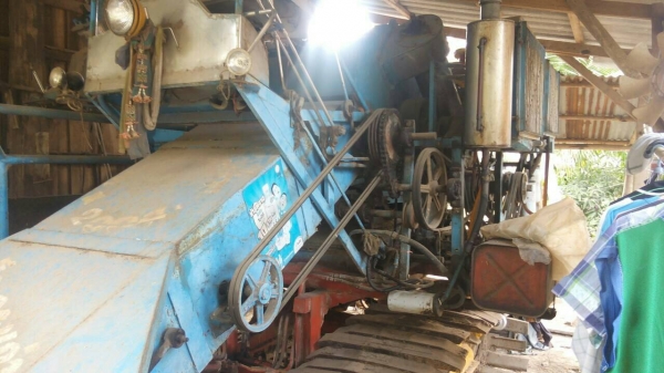 ขายรถเกี่ยวข้าวรองกระสอบ ทรงศักดิ์การช่าง เครื่อง Eh700 ขายรถเกี่ยวข้าวรองกระสอบ ทรงศักดิ์การช่าง เครื่อง Eh700