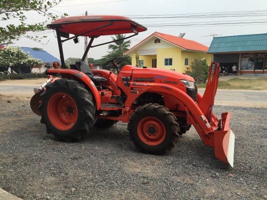 ขายรถไถคูโบต้า L3608 พร้อมอุปกรณ์ใบมีดดันดินหน้าและผานพรวน ราคา 298,000 บาท สนใจโทร 081-9136451 ค่ะ