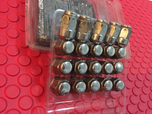 น๊อตล้อ toyota vigo ราคา 500 บาท   พร้อมส่งค่ะ โทร 099-1986308