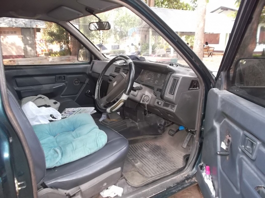 ขายกระบะนิสสันบิ๊กเอ็มหน้าตาข่าย หัวเดียว ทะเบียนเต็ม พร้อมโอน ยางใหม่สี่เส้นเป็นรถ ผอ.โรงเรียน 0817901940