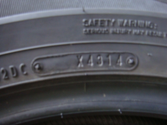 ยางใหม่ 235-60R18แต่มีตำหนิขายถูกเส้นละ300