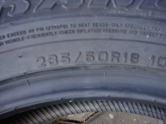 ยางใหม่ 235-60R18แต่มีตำหนิขายถูกเส้นละ300