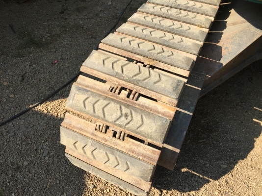 ก้อนยางติดแทรคเหล็กสำหรับรถ PC30 หรือเทียบเท่า สภาพ90\%