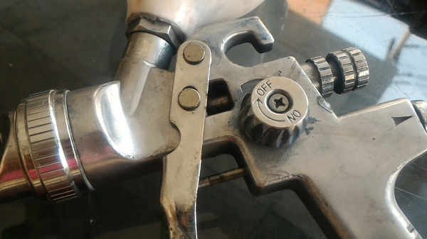 กาพ่นสีเอนกประสงค์คุณภาพสูง ยี่ห้อ ANI แบบกาบนขนาดใหญ่เป็นพลาสติกแข็งขาว