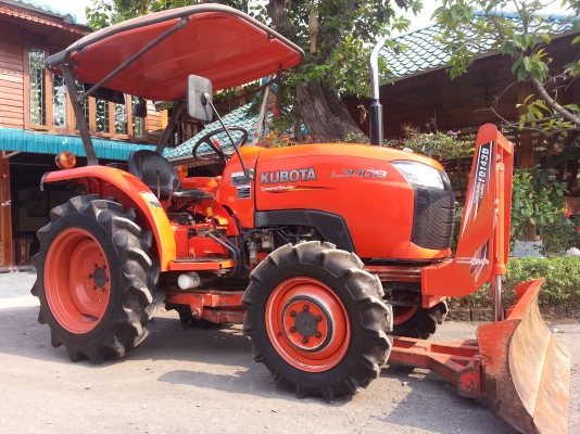 แทรกเตอร์เกรด A คูโบต้า L3008 4 WD ใบมีดตราช้าง  แน่นๆ ทำงาน 483 ชั่วโมงสีเดิมๆจากโรงงาน