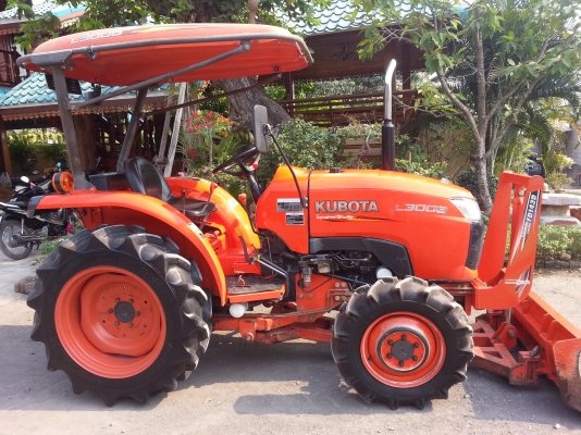 แทรกเตอร์เกรด A คูโบต้า L3008 4 WD ใบมีดตราช้าง  แน่นๆ ทำงาน 483 ชั่วโมงสีเดิมๆจากโรงงาน