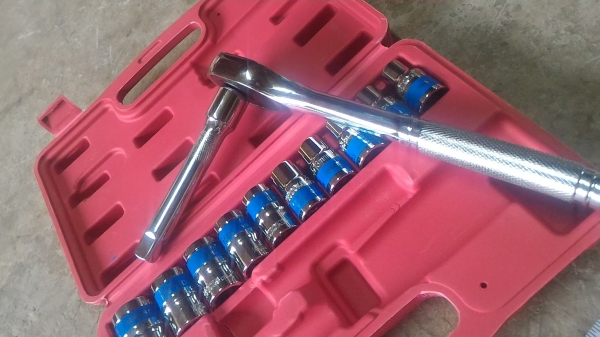 ประแจบล็อก ขนาดข้อต่อสวม 12 มม. euro king tool 12 ชิ้น  พกพาตัวไปไหนต่อไหนง่าย ล็อกการสวมก้านหรือลูกบล็อกได้แน่น สวมง่ายด้วยการกดปลอดล็อก