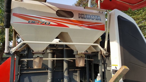 ขายรถเกี่ยวข้าวคูโบต้า DC70 ปี56 ทำงานน้อย 1,609ชม. เครื่องแน่น ทำงานน้อย ช่วงล่างดี เอกสารเล่มทะเบียนพร้อมชุดโอนครบ