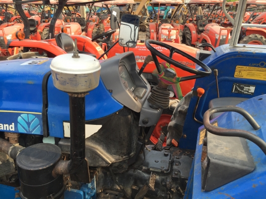 New Holland  TT75 พร้อมอุปกรณ์หน้าหลัง