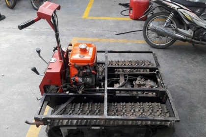 ...ขาย รถบรรทุกตึนตะขาบเล็กเก่าญี่ปุ่น ใช้งานได้หลายอย่าง เก็บผลผลิตทางการเกษตร หรือจะขับลุยสวนก็ได้ค่ะ เป็นเครื่องยนต์คูโบต้า 6 แรง เครื่องติดใช้งานได้ดี ราคา 18,500