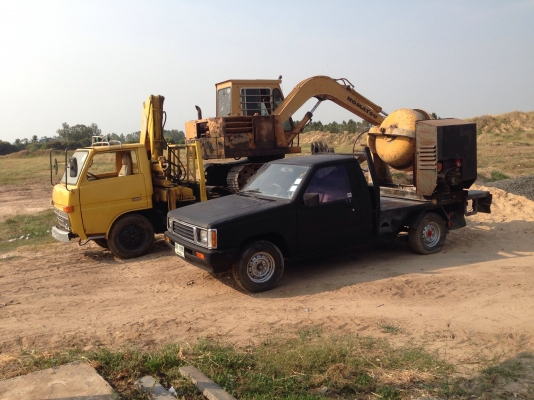 ขายรถยกชุด 3 คัน ราคา 750,000 บาท เหมาะกับผู้รับเหมา ร้านวัสดุก่อสร้าง รถสภาพพร้อมใช้งาน  1 รถหกล้อโตโยต้า BU-85 ติดเฮี๊ยบ 3 ตัน 2 รถแบคโฮ komatsu PC 60 3 รถมิตรชูบิชิL200   พร้อมโม่ปูนเครื่องคูโบต้าET110 4 แท่นผสมปูน รถทุกคันพร้อมใช้งาน ติดต่อสอบถาม ชัยย