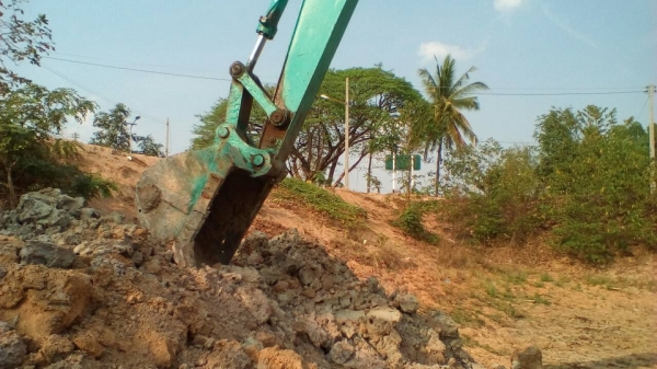 **660,000 บ.ต่อรอง/// แบคโฮ KOBELCO SK120 MARK (3) ไฟฟ้าตัดบางจุด มี อุปกรณ์ จอ+กล่อง ครบ เครื่อง/ปั้ม เดิม แรง เร็วดี บูมอาร์มสวย บุ้งกี๋+ฟันตัก พอใช้ เอวแน่น ช่วงล่าง70-75\% เก๋งไม่ผุ แอร์เย็น เอกสารอินวอย **ขาย KOBELCO MARK-3 SK120 แบคโฮยอดนิยม สภาพดี **660,000 บ.ต่อรอง/// แบคโฮ KOBELCO SK120 MARK (3) ไฟฟ้าตัดบางจุด มี อุปกรณ์ จอ+กล่อง ครบ เครื่อง/ปั้ม เดิม แรง เร็วดี บูมอาร์มสวย บุ้งกี๋+ฟันตัก พอใช้ เอวแน่น ช่วงล่าง70-75\% เก๋งไม่ผุ แอร์เย็น เอกสารอินวอย **ขาย KOBELCO MARK-3 SK120 แบคโฮยอดนิยม สภาพดี