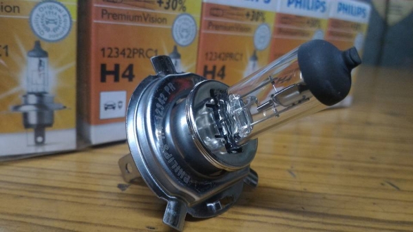 ขายหลอดไฟหน้า H4 ฟิลิปพรีเมี่ยม 60/55w สว่างกว่าเดิม30\%