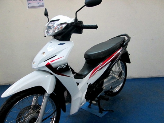 wave 110 i สีขาว สต๊าทเท้า รุ่นใหม่ท่อออกข้าง รถเดีอน ธันวาคม ปี 57 ไมล์ 7 พันโล แถม 3 รายการ