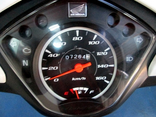 wave 110 i สีขาว สต๊าทเท้า รุ่นใหม่ท่อออกข้าง รถเดีอน ธันวาคม ปี 57 ไมล์ 7 พันโล แถม 3 รายการ