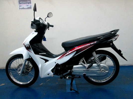 wave 110 i สีขาว สต๊าทเท้า รุ่นใหม่ท่อออกข้าง รถเดีอน ธันวาคม ปี 57 ไมล์ 7 พันโล แถม 3 รายการ