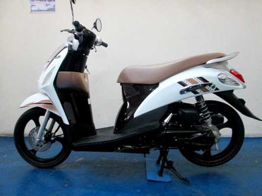 suzuki  let ตัวท็อปล้อแมกซ์ รุ่นใหม่ สีขาวนํ้าตาล รถเดือน มีนาคม ปี 58 ไมล์ 11xxx โล เครื่องยนต์หัวฉีดประหยัดน้ำมัน แถม 3 รายการ 24900
