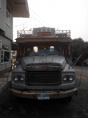 ขอขายรถเทเลอร์หน้ายาว 6ล้อ บันไดขึ้นลงไฮโดลิค สภาพดีพร้อมทะเบียน