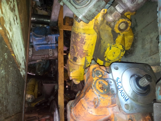 ขายปั๊มใส่ KOMATSU  PC30-7 PC40-7