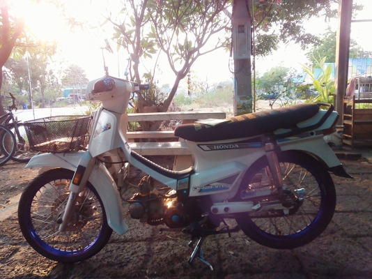 ขาย ดรีมคุรุเครื่องเวฟ110 มีเล่มทะเบียน+ใบซื้อขายจากทางร้าน รถพร้อมใช้งาน ค่าตัว 9500 บาท