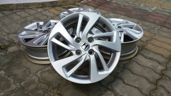 ล้อ honda ขอบ 15 4รู ชุดล่ะ 5500