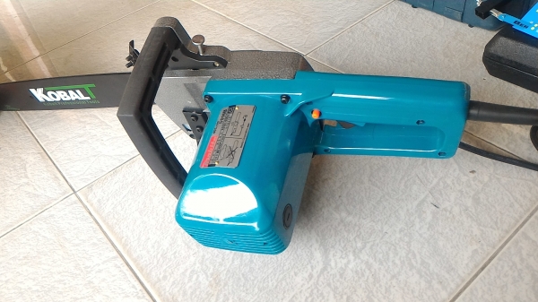 เลื่อยโซ่ใช้ไฟฟ้า ขนาด 16 นิ้ว ยี่ห้อ MAKITA เสียบไฟใช้ได้เลย เสียงเงียบไม่ดังเหมือนเครื่องยนต์ สะดวกใช้งานง่าย