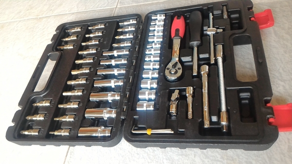 ชุดเครื่องมือครบชุด 53 ชิ้น พร้อมกระเป๋าแบบพกพา ยี่ห้อ EURO  King  TOOLS เครื่องต่างๆครบติดรถติดบ้านเมื่อมีเหตุจำเป็นต้องใช้