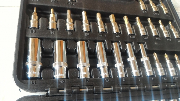 ชุดเครื่องมือครบชุด 53 ชิ้น พร้อมกระเป๋าแบบพกพา ยี่ห้อ EURO  King  TOOLS เครื่องต่างๆครบติดรถติดบ้านเมื่อมีเหตุจำเป็นต้องใช้