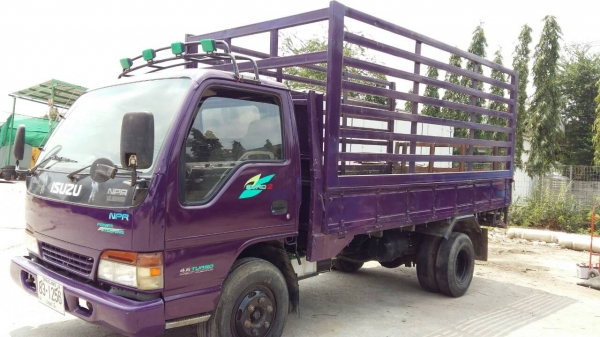 หกล้อ อีซูซุ NPR135ปี40 แอร์ พ.เวอร์ ช่วงล่างใหญ่ท้าย F กะบะยาว 4.5ม สภาพดีสวยบางเดิมพร้อมใช้ ทะเบียนพร้อมโอน