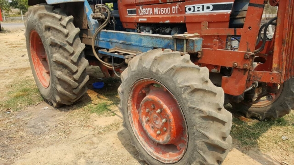 ขาย รถไถ KUBOTA M7500 2 เพลา ติดคีบกลกิจขาคู่ พร้อมอุปกรณ์มีผานดันหน้า และผาน 5 เอกสารใบซื้อขายครับ