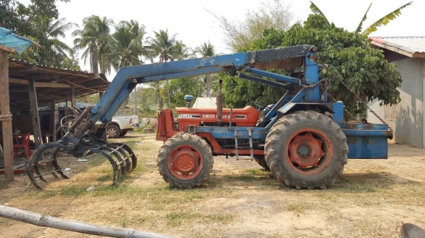 ขาย รถไถ KUBOTA M7500 ติดคีบกลกิจขาคู่ พร้อมอุปกรณ์มีผานดันหน้า และผาน 5 เอกสารใบซื้อขายครับ