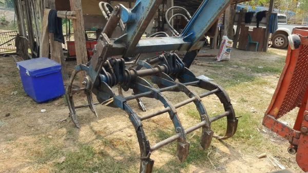 ขาย รถไถ KUBOTA M7500 ติดคีบกลกิจขาคู่ พร้อมอุปกรณ์มีผานดันหน้า และผาน 5 เอกสารใบซื้อขายครับ