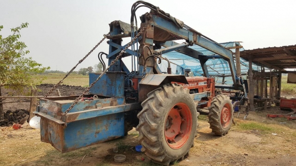 ขาย รถไถ KUBOTA M7500 ติดคีบกลกิจขาคู่ พร้อมอุปกรณ์มีผานดันหน้า และผาน 5 เอกสารใบซื้อขายครับ