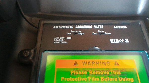 หน้ากากกรองแสงเชื่อมแบบอัตโนมัติปรับความไวของการปรับแสงได้ ใช้พลังงานจากแผงโซล่าด้านบนไม่ต้องใช้ถ่าน