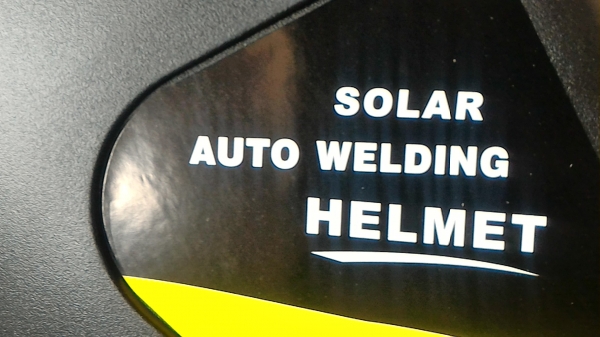 หน้ากากกรองแสงเชื่อมแบบอัตโนมัติปรับความไวของการปรับแสงได้ ใช้พลังงานจากแผงโซล่าด้านบนไม่ต้องใช้ถ่าน