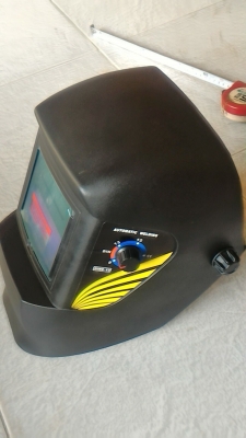 หน้ากากกรองแสงเชื่อมแบบอัตโนมัติปรับความไวของการปรับแสงได้ ใช้พลังงานจากแผงโซล่าด้านบนไม่ต้องใช้ถ่าน