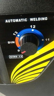 หน้ากากกรองแสงเชื่อมแบบอัตโนมัติปรับความไวของการปรับแสงได้ ใช้พลังงานจากแผงโซล่าด้านบนไม่ต้องใช้ถ่าน