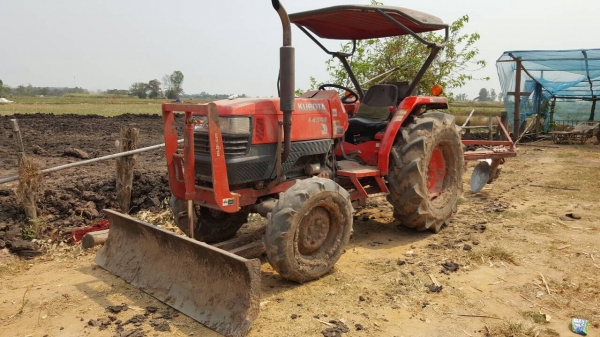 ขาย รถไถ KUBOTA L4508 เอกสารเล่มทะเบียนครบ อุปกรณ์มีผานดันหน้า และผาน 4