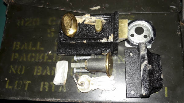 ขายกลอนตึกตราสามห่วงใหม่เก่าเก็บTRI-CIRCLE CYLINDER NIGHT LATCH ART.NO.939 ขายกลอนตึกตราสามห่วงใหม่เก่าเก็บTRI-CIRCLE CYLINDER NIGHT LATCH ART.NO.939