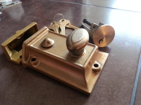 ขายกลอนตึกตราสามห่วงใหม่เก่าเก็บTRI-CIRCLE CYLINDER NIGHT LATCH ART.NO.939 ขายกลอนตึกตราสามห่วงใหม่เก่าเก็บTRI-CIRCLE CYLINDER NIGHT LATCH ART.NO.939