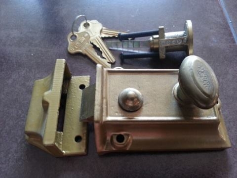 ขายกลอนตึกตราสามห่วงใหม่เก่าเก็บTRI-CIRCLE CYLINDER NIGHT LATCH ART.NO.939 ขายกลอนตึกตราสามห่วงใหม่เก่าเก็บTRI-CIRCLE CYLINDER NIGHT LATCH ART.NO.939