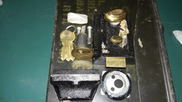 ขายกลอนตึกตราสามห่วงใหม่เก่าเก็บTRI-CIRCLE CYLINDER NIGHT LATCH ART.NO.939 ขายกลอนตึกตราสามห่วงใหม่เก่าเก็บTRI-CIRCLE CYLINDER NIGHT LATCH ART.NO.939