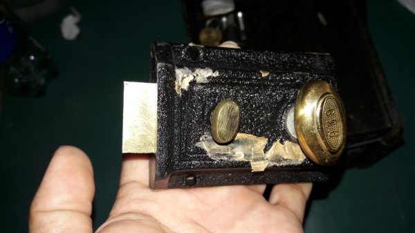 ขายกลอนตึกตราสามห่วงใหม่เก่าเก็บTRI-CIRCLE CYLINDER NIGHT LATCH ART.NO.939 ขายกลอนตึกตราสามห่วงใหม่เก่าเก็บTRI-CIRCLE CYLINDER NIGHT LATCH ART.NO.939