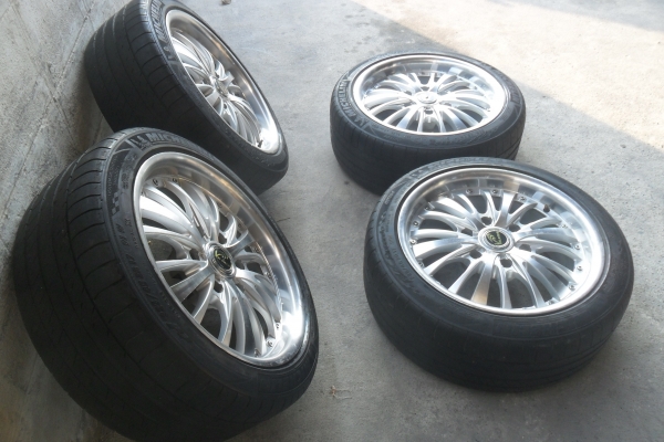 ล้อแม็ก17นิ้ว6รู พร้อมยาง สวยๆ 4 ล้อ ราคา 7900 บาท
