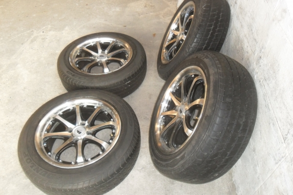 ล้อแม็ก15นิ้ว4รุ100 พร้อมยาง สวยๆ 4 ล้อ ราคา 6500 บาท