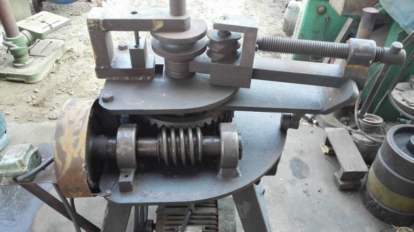 **** Sold **** เครื่องดัดท่อไอเสีย 4"นิ้ว ไฟ 380V. ตัวใหญ่โครงสร้างหนา เฟืองยังเต็มกลไกยังดี สีเดิมๆพร้อมใช้งาน.