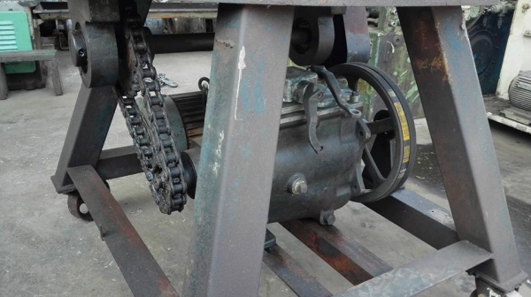 **** Sold **** เครื่องดัดท่อไอเสีย 4"นิ้ว ไฟ 380V. ตัวใหญ่โครงสร้างหนา เฟืองยังเต็มกลไกยังดี สีเดิมๆพร้อมใช้งาน.